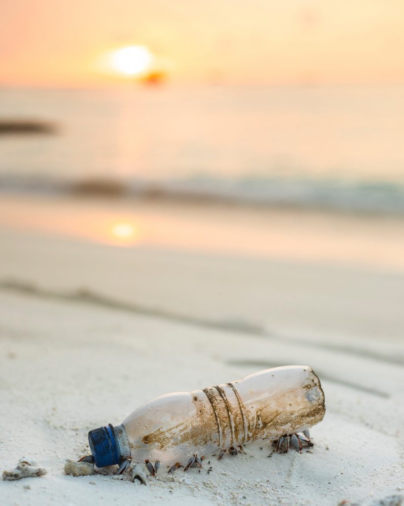 Bouteille plastique plage